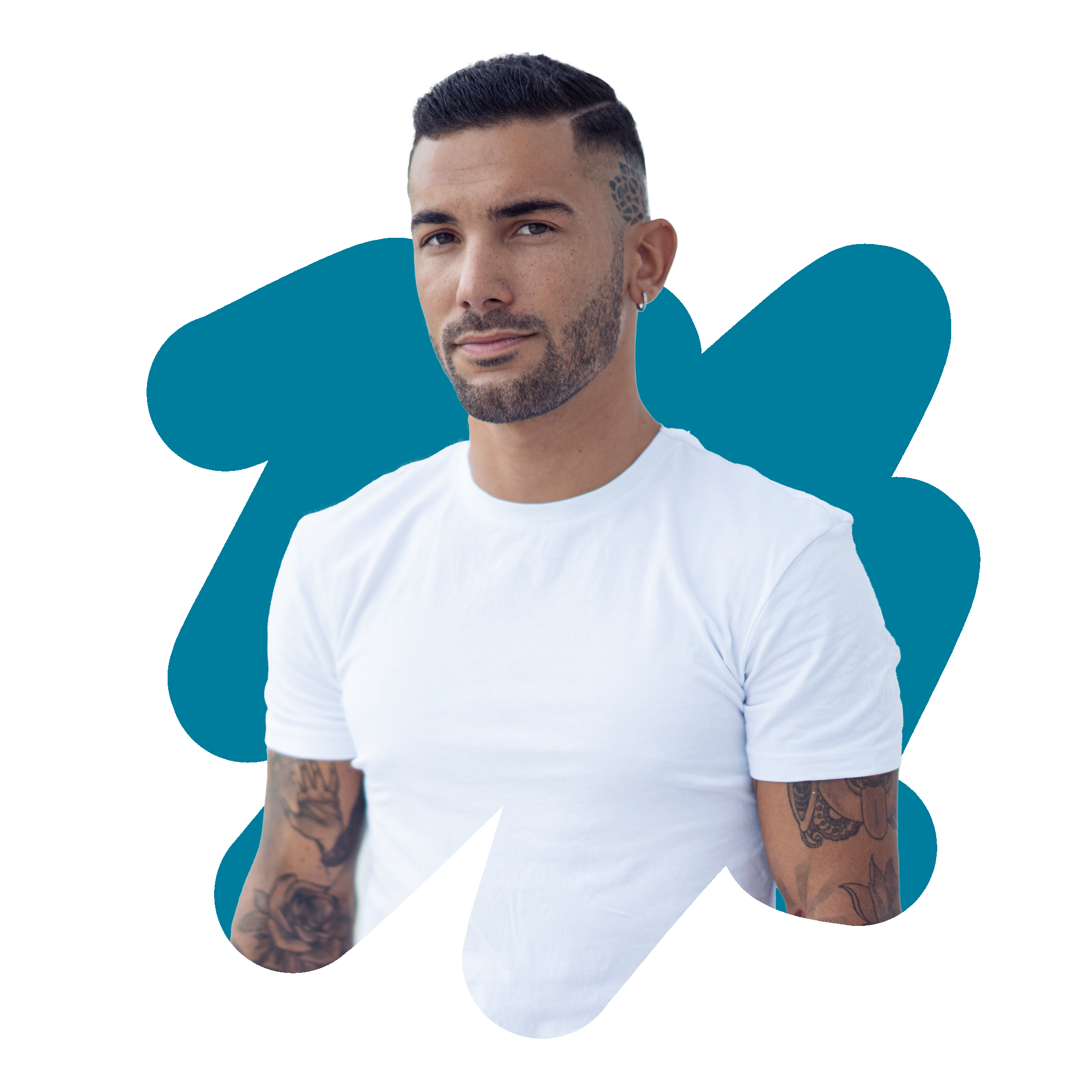 photo sérieuse de Hugo en t-shirt blanc, expert plombier chauffagiste qualifié