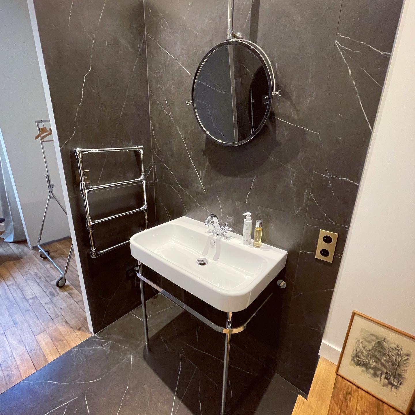 Lavabo sur pied au style industriel avec des matériaux noble. Carrelage effet marbre et pose de la robinetterie chromé.