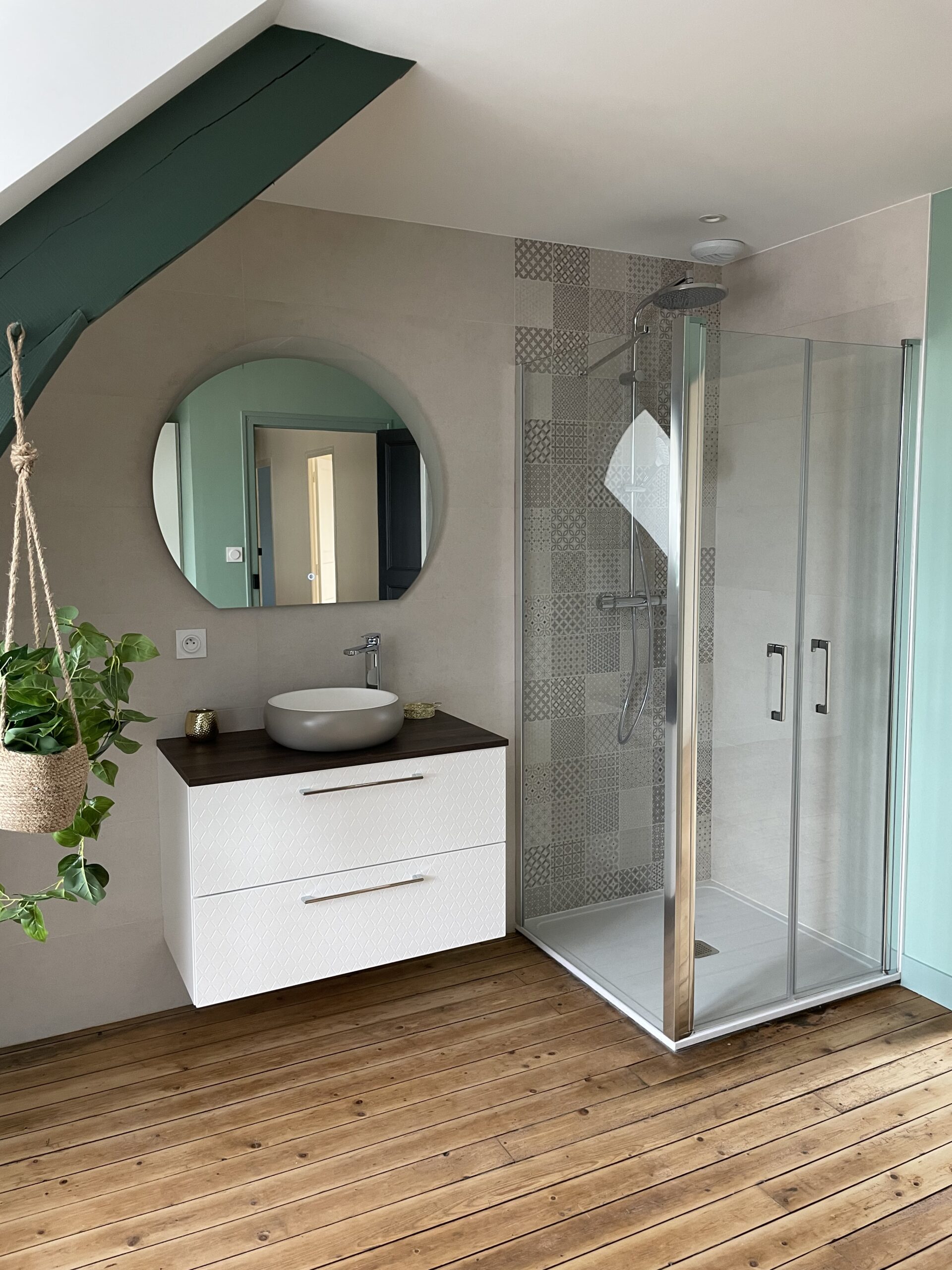 Salle de bain au style contemporain, avec carrelage à motifs. Vasque incorporée au meuble suspendu et miroir avec LED intégré.