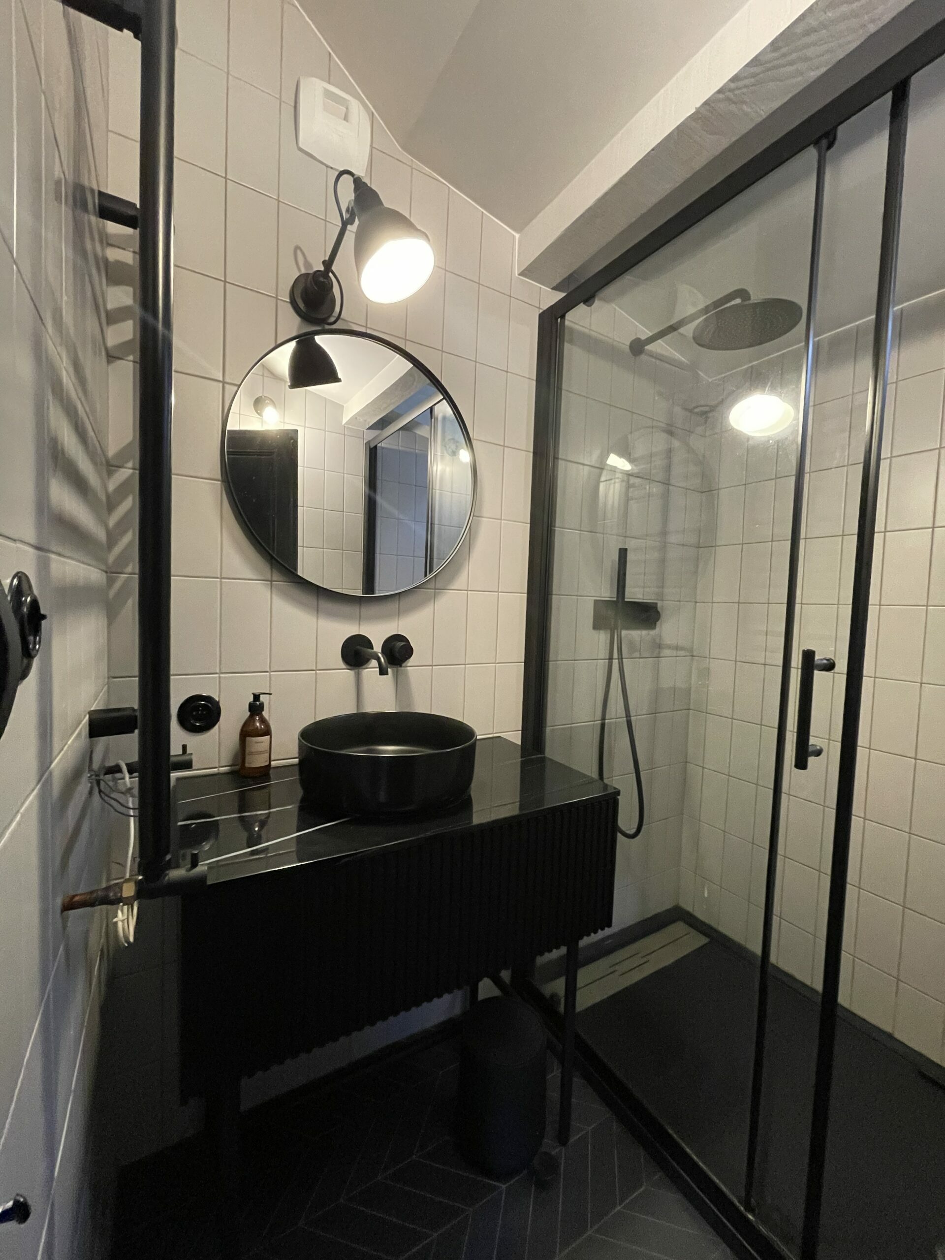 Rénovation salle de bain au style industriel avec robinetterie encastrée. Vasque incorporée au meuble.