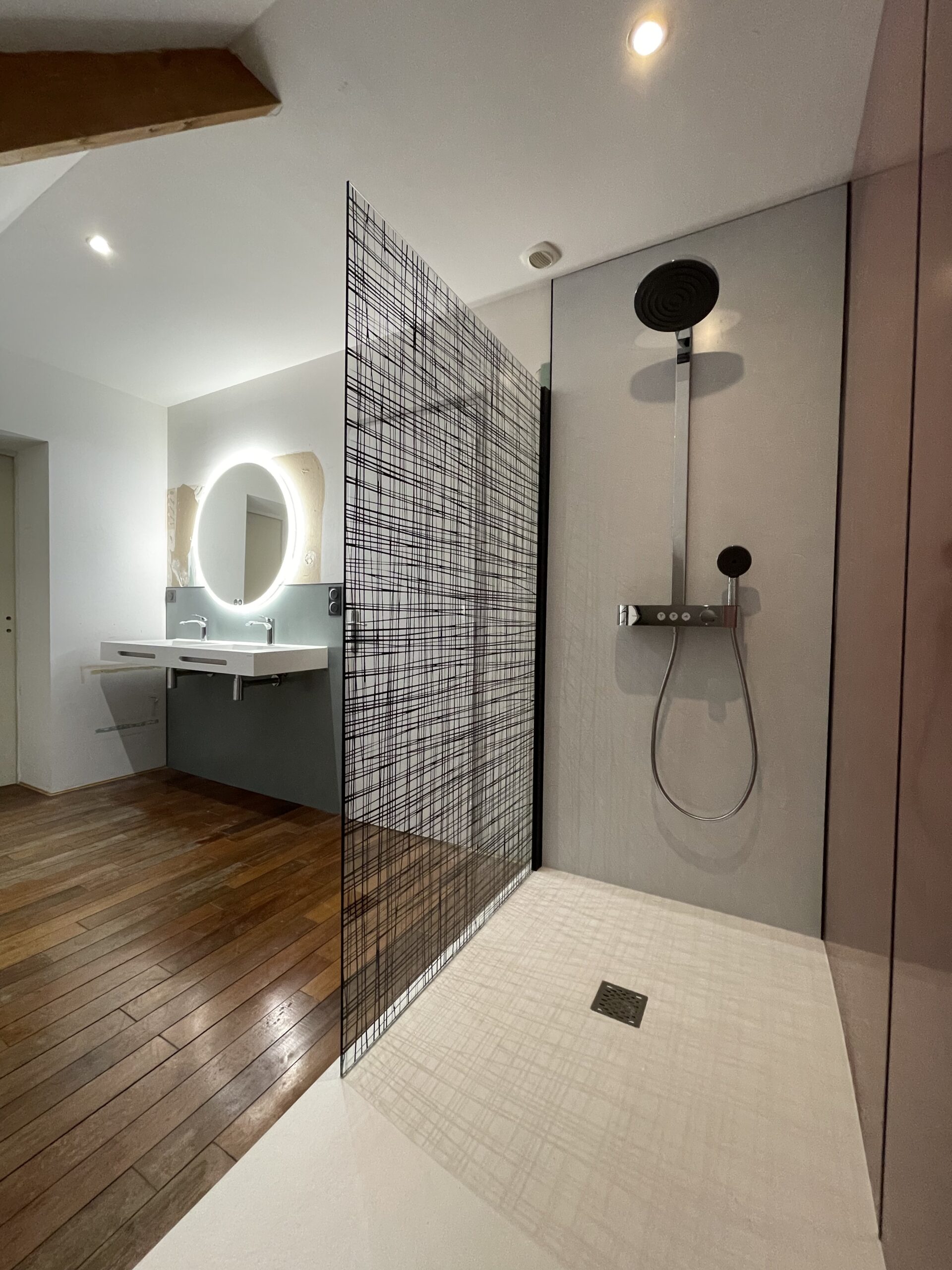 Rénovation salle de bain au style moderne avec robinetterie apparente chromé. Paroi de douche à motif et panneaux de douche terracotta