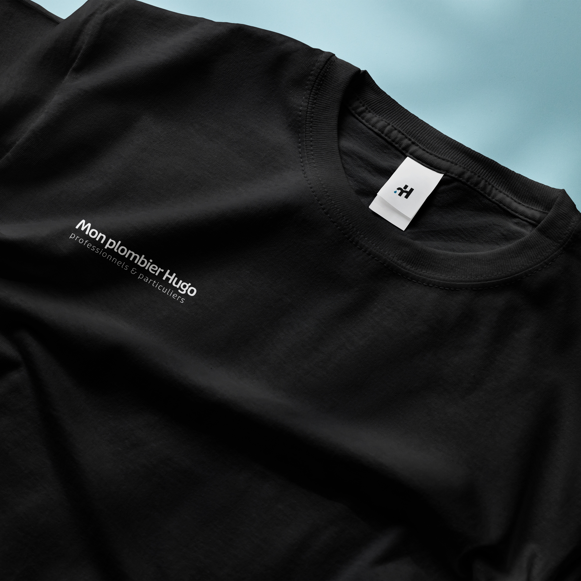 t-shirt a l'égérie de l'entreprise avec le logo mon plombier hugo